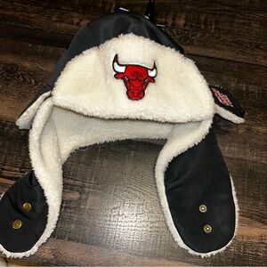 CHICAGO BULLS One Size Black / Team Embroidered Logo Fleece Trapper Cap MSRP $39
